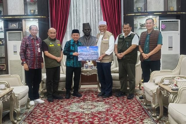 Gubernur Al Haris Serahkan Langsung Bantuan Jambi ke Sumbar: Perkuat Solidaritas di Tengah Bencana