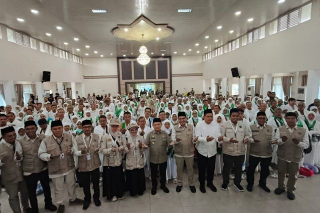Lepas Kloter Terakhir Jambi Berangkat ke Tanah Suci: Gubernur Al Haris Doakan Jemaah Jadi Haji Mabrur