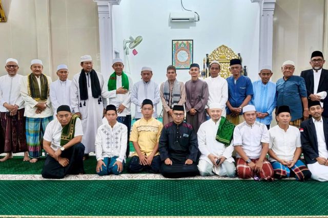 Gubernur Al Haris Safari Subuh di Masjid Baitul Musthofa Bakung Jaya: Apresiasi Program Kas Anak Yatim