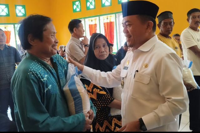 Gubernur Al Haris Serahkan 10.189 Kg Beras untuk Korban Pasca Bencana Banjir di Sarolangun