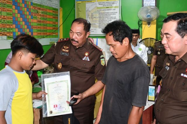 Aksi Nyata Kajati Jambi Sugeng Hariadi: Lunasi Tunggakan Sekolah Hingga Bantu Siswa Ambil Ijazah