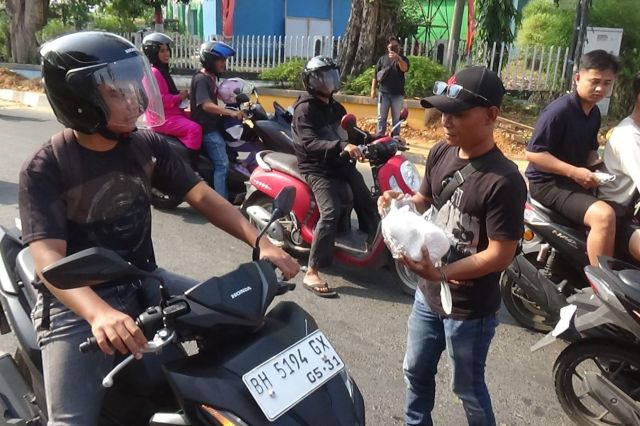 Udara Mulai Berasap: IJTI Pengda Jambi dan Adya Group Bagikan Ribuan Masker Gratis