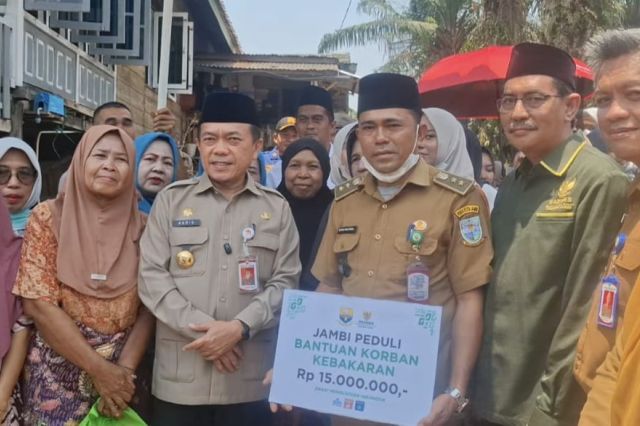 Gubernur Al Haris Gercep Tinjau Korban Kebakaran di Tanjung Raden: Siapkan Bantuan Bedah Rumah