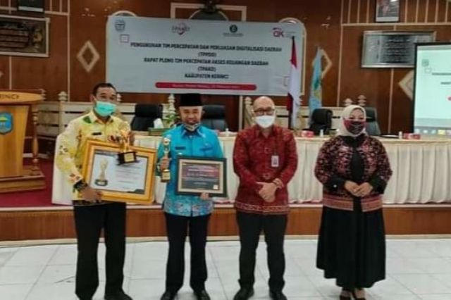 Bupati Kerinci Terima Dua Penghargaan dari OJK