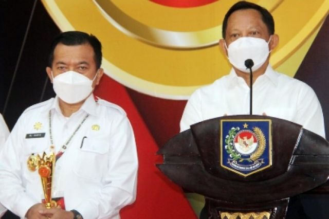 Gubernur Al Haris Terima Penghargaan IGA 2021