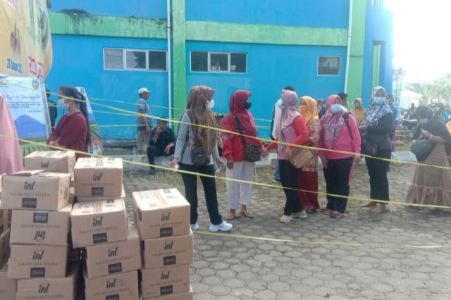 Terik Panas Tak Halangi Emak-emak Antre Minyak Goreng Murah