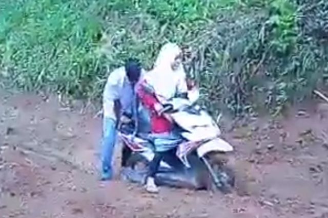 Jalan 10 Tahun Berkubang di Merangin, Pelajar: Mohon Perhatinnya Pak Jokowi