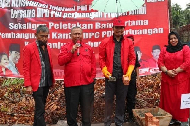 Edi Purwanto Lakukan Peletakan Batu Pertama Pembangunan Kantor PDI Perjuangan Tanjab Barat