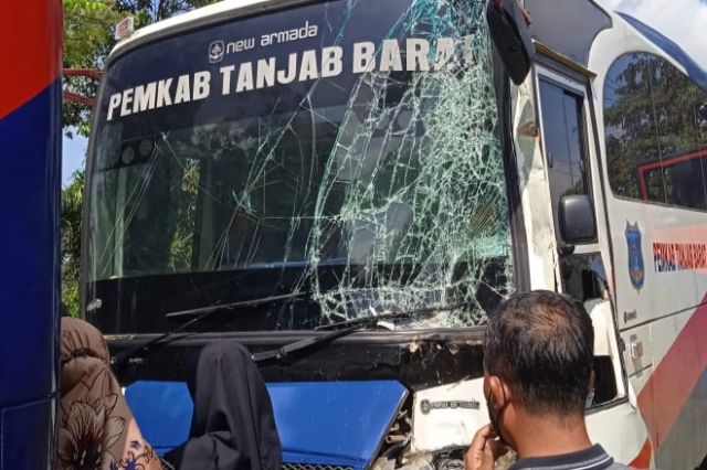 Bus Pemkab Tanjab Barat Kecelakaan di Sengeti