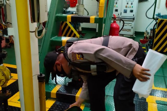 Ditpolairud Polda Jambi Lakukan Pemeriksaan Rutin Kapal Berlayar dan Kapal Barang di Pelabuhan