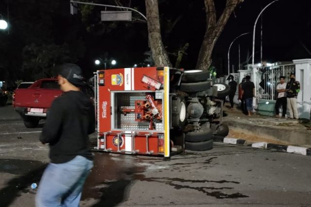 Hendak Padamkan Kebakaran di Rumdis Wagub Abdullah Sani, Dua Mobil Damkar Bertabrakan