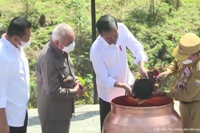 Makna Sejarah Tanah dan Air yang Diserahkan Gubernur Al Haris ke Jokowi di Titik Nol IKN