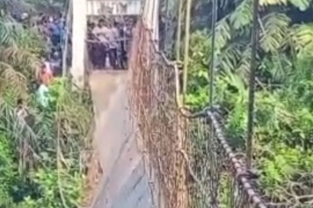 Jembtan Gantung Rantau Benar Ambruk, Korban Luka Serius Dibawa ke Jambi