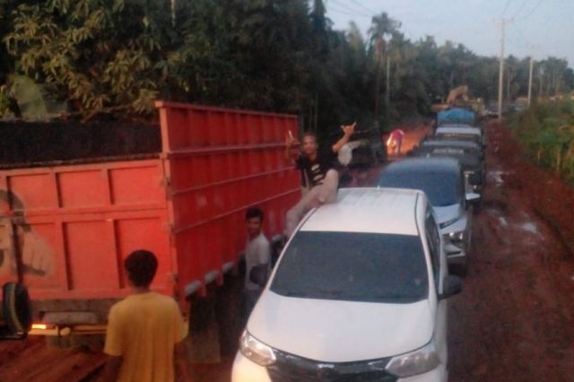 Sempat Diturunkan Alat Berat, Kemacetan Panjang Kembali Terjadi di Jalan Siau Tanjab Timur