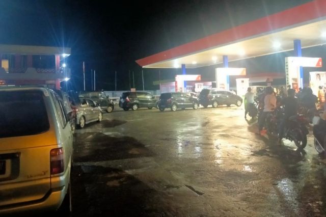 Pemudik Terjebak Antrian BBM di Bangko