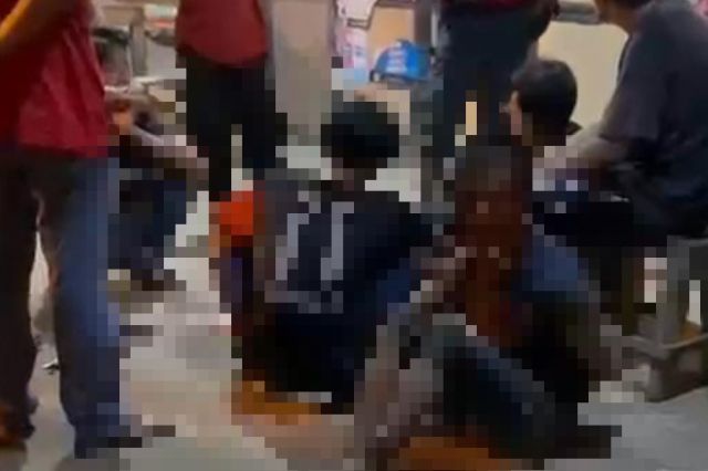 Curi Paket dari Gudang Perusahaan Ekspedisi, Dua Pria Babak Belur Dihajar Massa