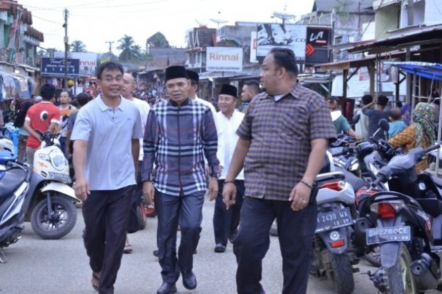 Pj Bupati Aspan Tinjau Kebakaran Gudang Pecah Belah di Pasar Sarinah Rimbo Bujang