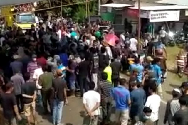 Warga Sridadi Blokade Jalan Muara Bulian-Tembesi, Tuntut Angkutan Batu Bara Taati Jam Operasional