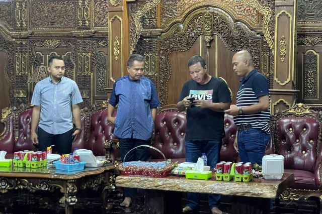 Jamuan Sutriman Sekeluarga saat Romi Berkunjung ke Tebo