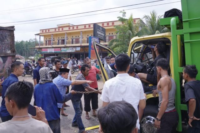 Aksi Gubernur Al Haris Bantu Evakuasi Korban Kecelakaan di Batanghari