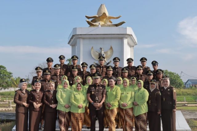 Peringati HBA ke-62, Kejari Tanjab Barat Ziarah dan Tabur Bunga di TMP Satria Yudha