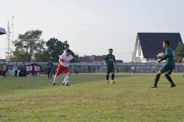 Buka Liga Santri, Gubernur Al Haris Ikut Unjuk Kebolehan Bermain Sepakbola