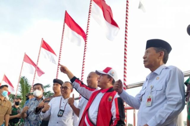 Gubernur Al Haris dan Wagub Abdullah Sani Kibarkan 1000 Bendera Merah Putih di Gentala Arasy