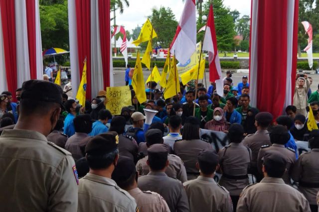 Lagi, Mahasiswa Gelar Aksi Unjuk Rasa di Gedung DPRD Provinsi Jambi