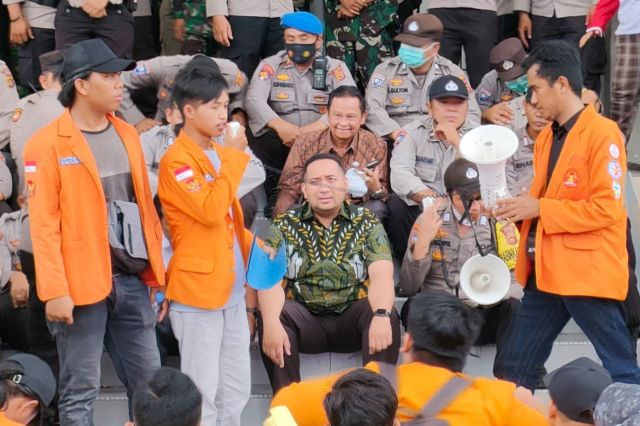 Terima Aspirasi, Waka Pinto Temui Massa Unjuk Rasa di Gedung DPRD Jambi