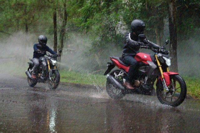 Jambi Diguyur Hujan, Begini Tips Berkendara yang Aman