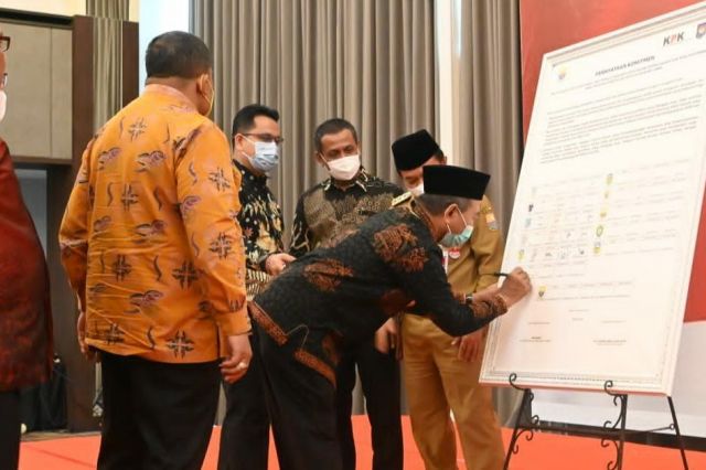 Teken Komitmen Anti Korupsi, Begini Kata Bupati Mashuri