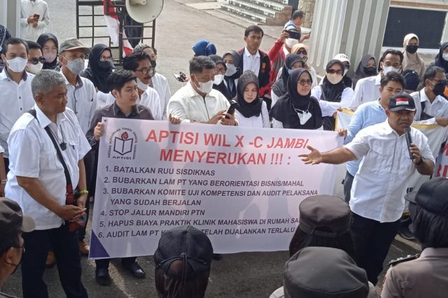 Tolak RUU Sisdiknas, APTISI Lakukan Unjuk Rasa di DPRD Provinsi Jambi