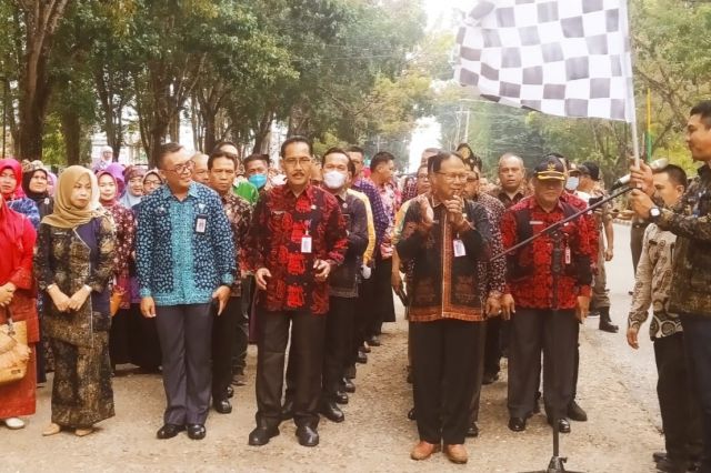 Hari Batik, ASN Merangin Heboh Ikuti Batik Fashion Street
