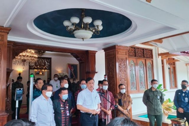 Menko Marves Luhut Puji Gubernur Al Haris Berhasil Kendalikan Inflasi