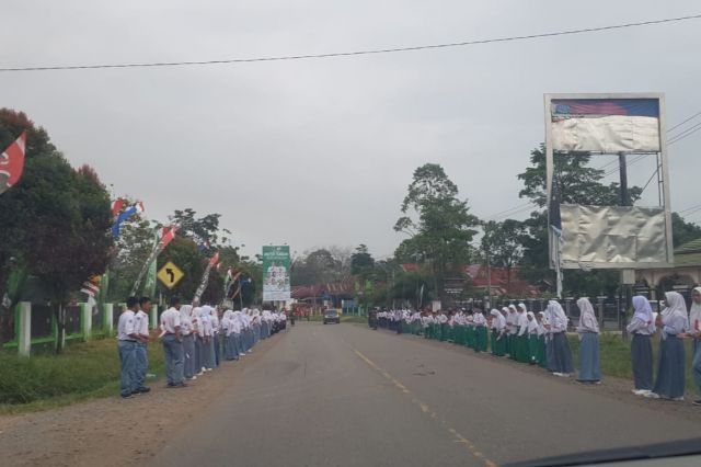 Masyarakat dan Pelajar Antusias Sambut Pembukaan TMMD ke 115 Kodim 0415 Jambi