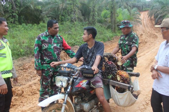 Petani Cemas Gegara Dicegat TNI: Cuma untuk Dialog Efek Pembuatan Jalan Baru TMMD ke 115