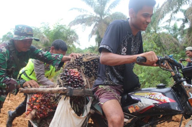 Terperosok di Jalan TMMD ke 115, Babinsa dan Bhabinkamtibmas Bantu Petani