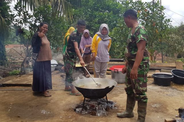 Satgas TMMD ke 115 Bantu Orang Tua Asuh Siapkan Masakan