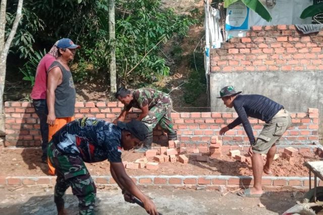 Satgas TMMD ke 115 Gotong Royong Buat Tempat Wudhu dan MCK