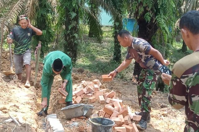 Camat Marosebo Ulu Didampingi Danramil 0415-02 Mersam Letakkan Batu Pertama Bedah Rumah