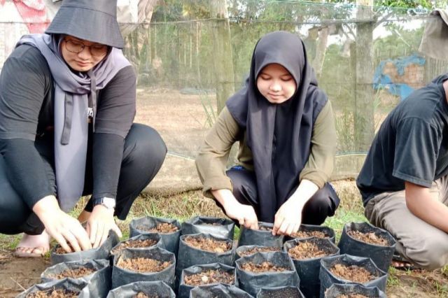 Ikut Sukseskan TMMD ke 115, Mahasiswa KKN UNJA dan Warga Buat Budidaya Toga