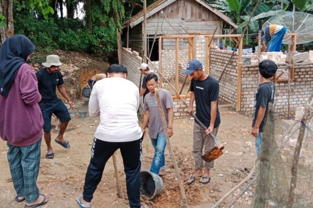 Mahasiswa Kukerta Bantu Program Bedah Rumah Baznas di Wilayah Program TMMD ke 115