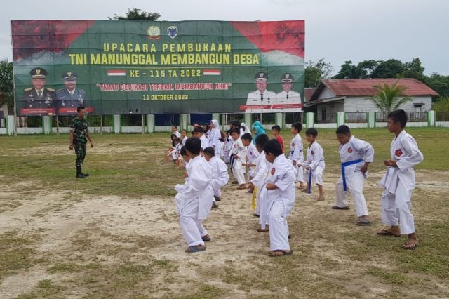 Satgas TMMD ke 115 Melatih Karate Anak-anak Desa Kembang Seri Baru