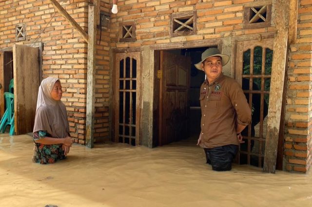 Dihantam Banjir, Puluhan Rumah Roboh dan Jebol di Merangin