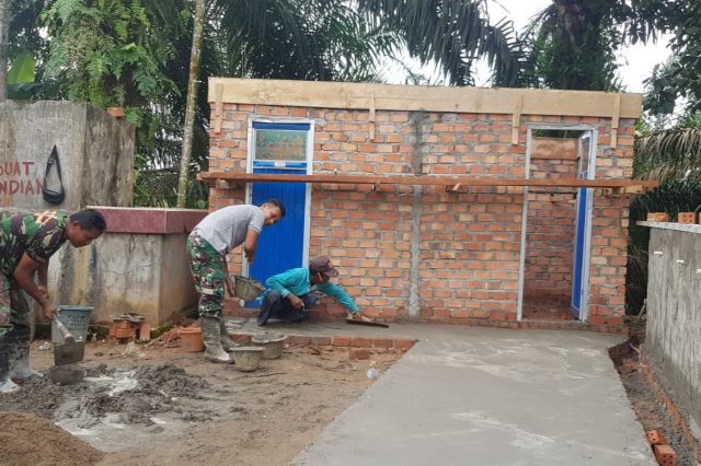 Pengerjaan MCK Dibantu Warga Setempat: Target Sebelum TTMD Selesai