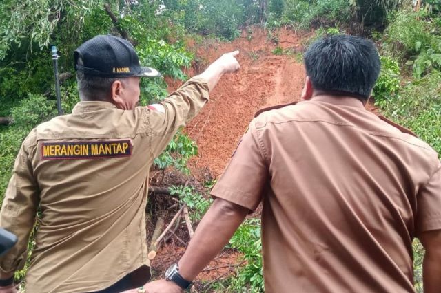 Diguyur Hujan Lebat, Bupati Mashuri Turun Pantau Titik Longsor dan Rumah Roboh