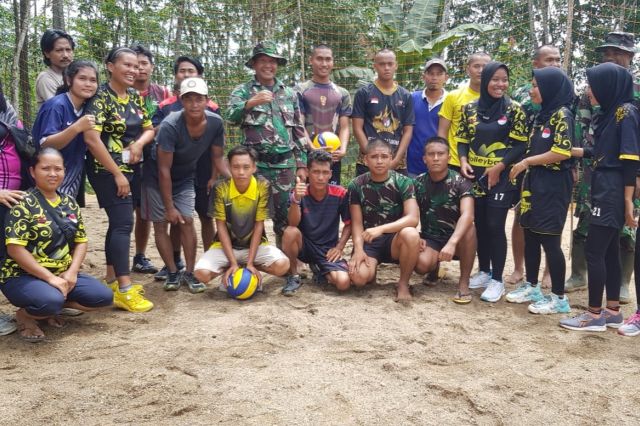 Dua Tahun Terbengkalai, Satgas TMMD Renovasi Ulang Lapangan Voli Warga