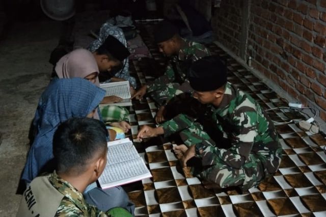 Satgas TMMD Ajari Anak-anak Mengaji