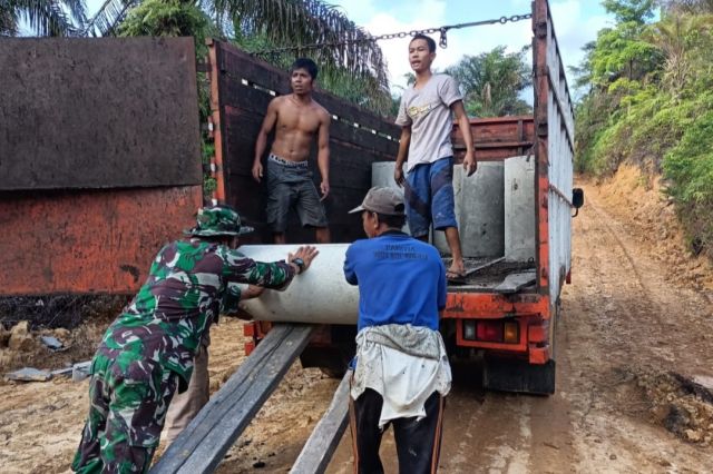 Bukan Hanya Jalan, Gorong-Gorong juga Dibuat Satgas TMMD