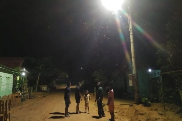 Satgas TMMD Pasang Lampu Jalan di 8 Titik Desa Kembang Seri Baru